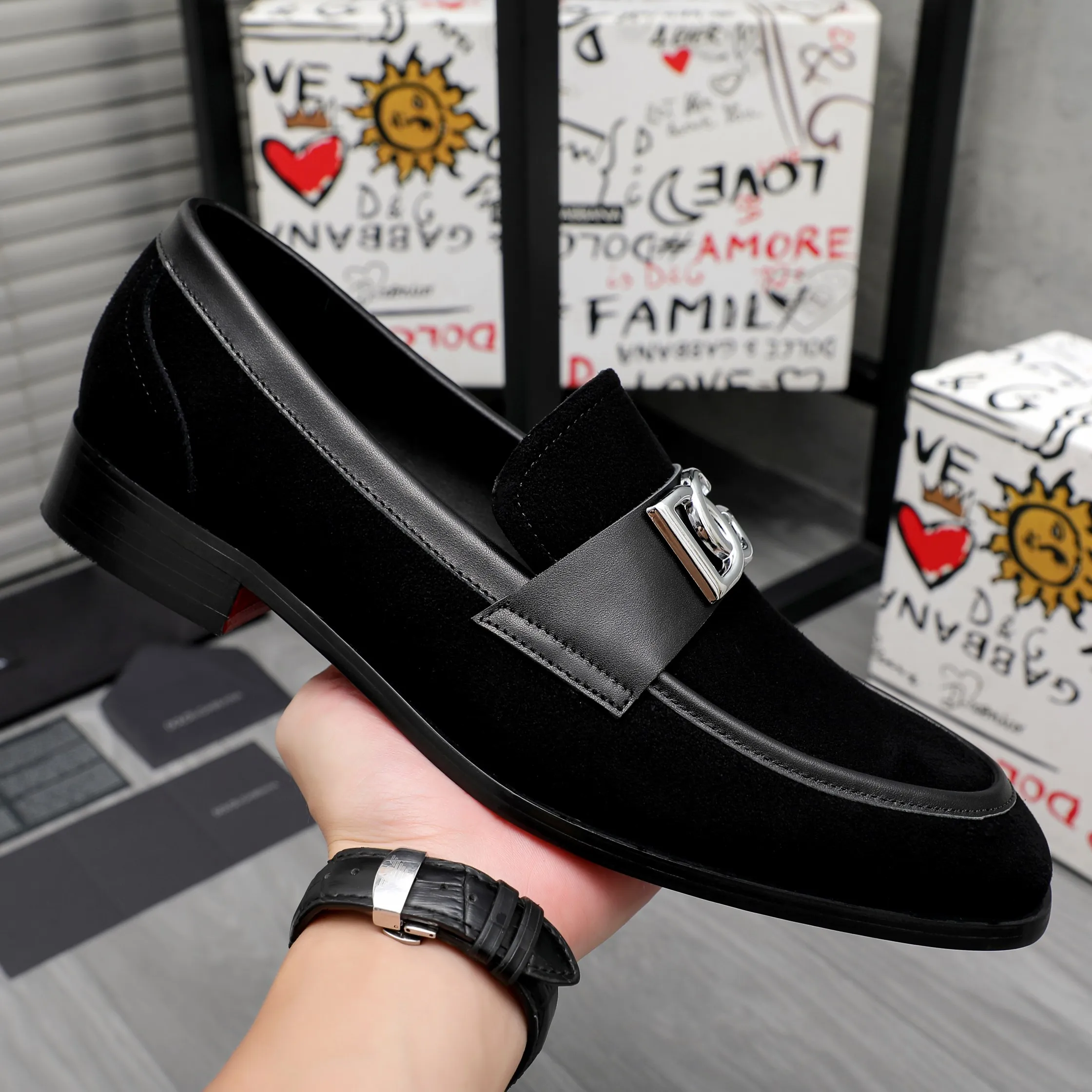 Men's shoes 💰500 Product trademark: DG (Dolce & Gabbana) business casual leather shoes Regular size: 38-45 (45 is custom-made and non-returnable) Product materials: Selected frosted cowhide upper, cowhide lining, original outsole